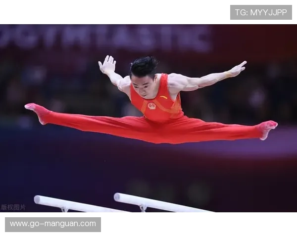 全运会颁奖礼：四川队郑雨腿缠肌肉贴坚持领奖