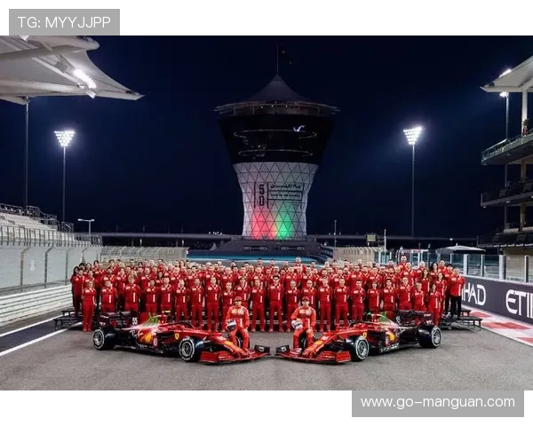 汉密尔顿与勒克莱尔在法拉利车房首次以队友身份共同分析测试数据