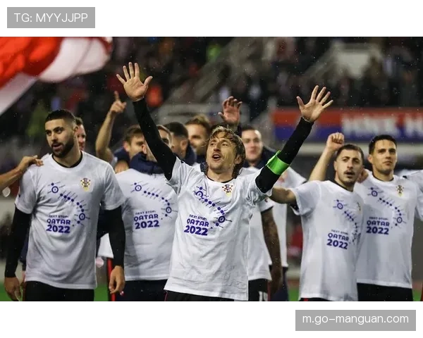 克罗地亚老将为激励小选手，赛后在道馆加练示范高难度动作